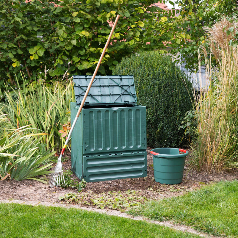 ECO-King pojemnik na kompost w ogrodzie